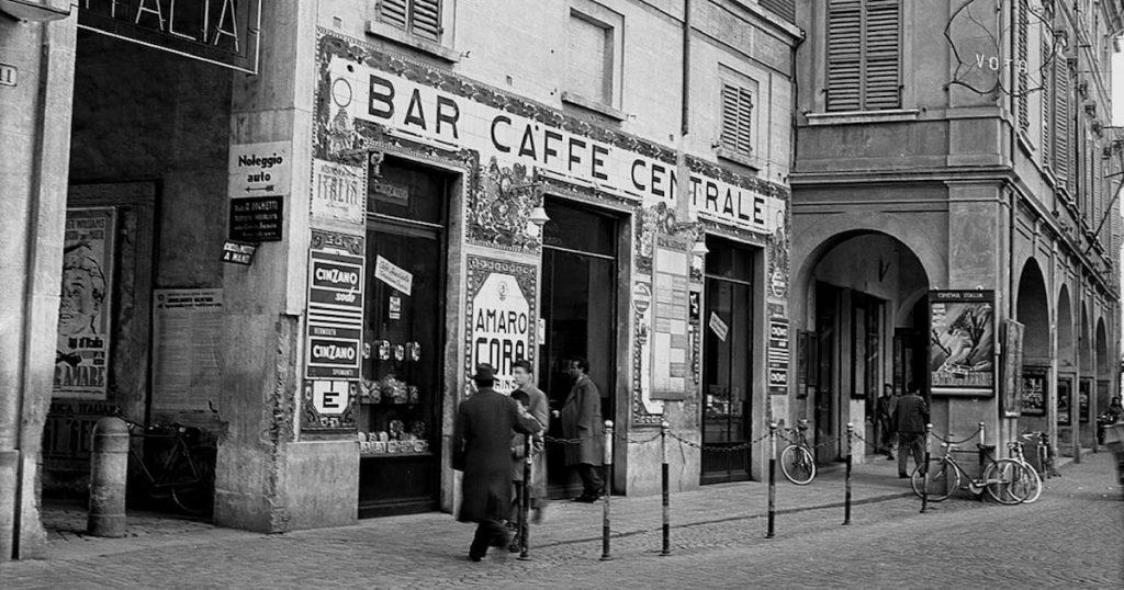 aprire un bar di successo, immagine in bianco e nero di un bar tradizionale i