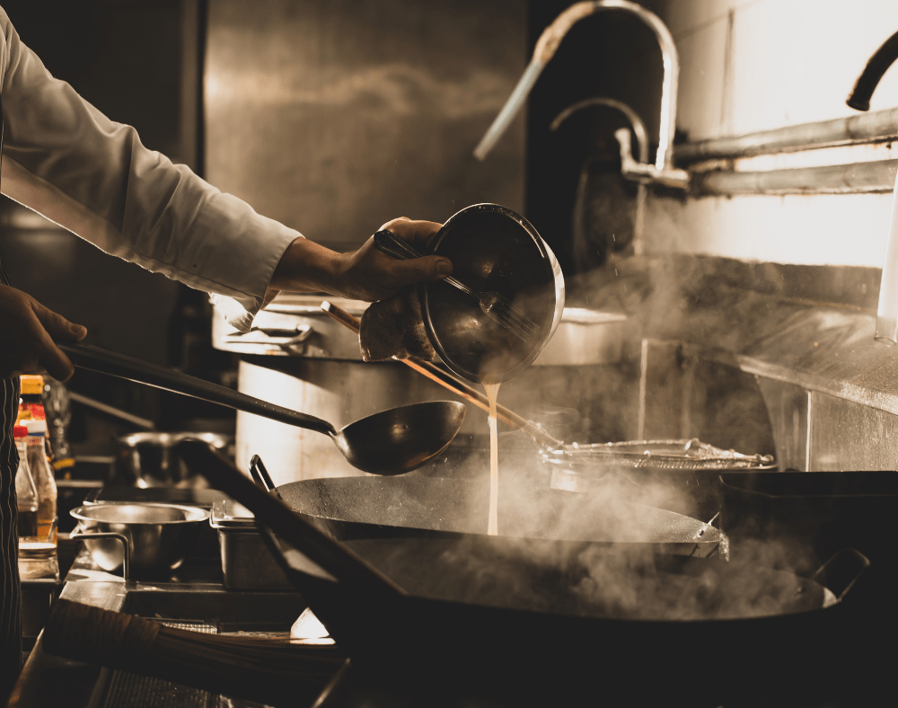 dark kitchen uomo che cucina